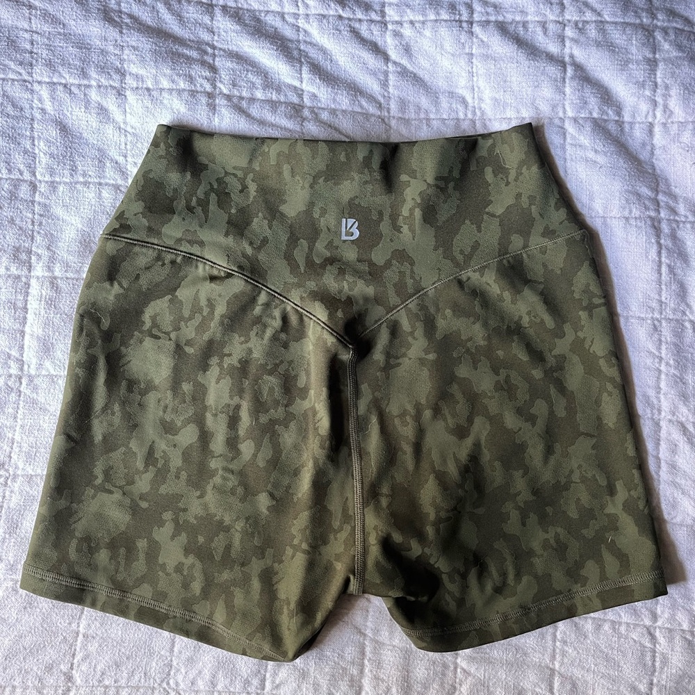 Buffbunny shorts- camo , Large